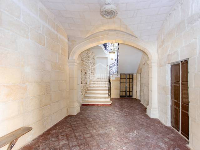 Preciós petit Palau del segle XIX al cor del centre històric, Ciutadella, Menorca