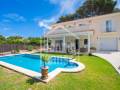 Invierte en Calidad de Vida y Rentabilidad: Villa con Licencia Turística en Son Parc, Menorca