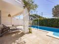 En exclusiva: Casa adosada con licencia turística, piscina privada y vistas al mar en Punta Prima, Menorca