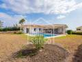 Villa independiente de una sola planta con vistas al mar en cala llonga, Menorca