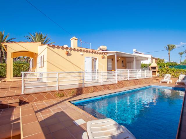 Schöne Villa mit Touristenlizenz in Strandnähe von Punta Prima, Menorca.