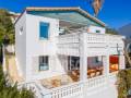 Una villa moderna y elegante, situada justo al borde del mar Mediterráneo, Menorca.