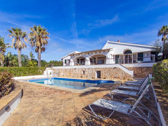 Atemberaubende sechs Schlafzimmer Villa an der Südküste mit unglaublichem Meerblick. Menorca
