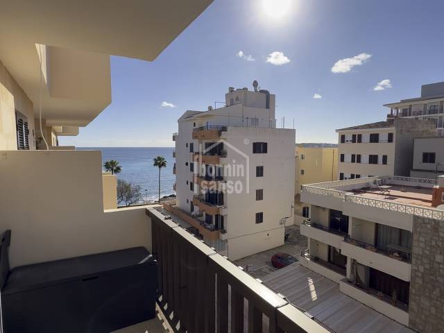 Helle und kürzlich renovierte Zwei-Schlafzimer-Wohnung mit Aufzug in Cala Millor, Mallorca.