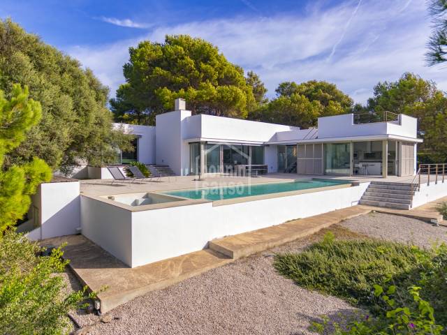 Casa de diseño minimalista en el popular sur de Menorca con fantásticas vistas al mar y a poca distancia de la costa
