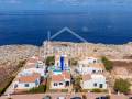 Chalet con piscina in comune in seconda linea sul mare a Cala Blanca, Ciutadella, Minorca