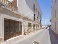 Local esquinero en alquiler en la Plaza del Borne, Ciutadella. Menorca