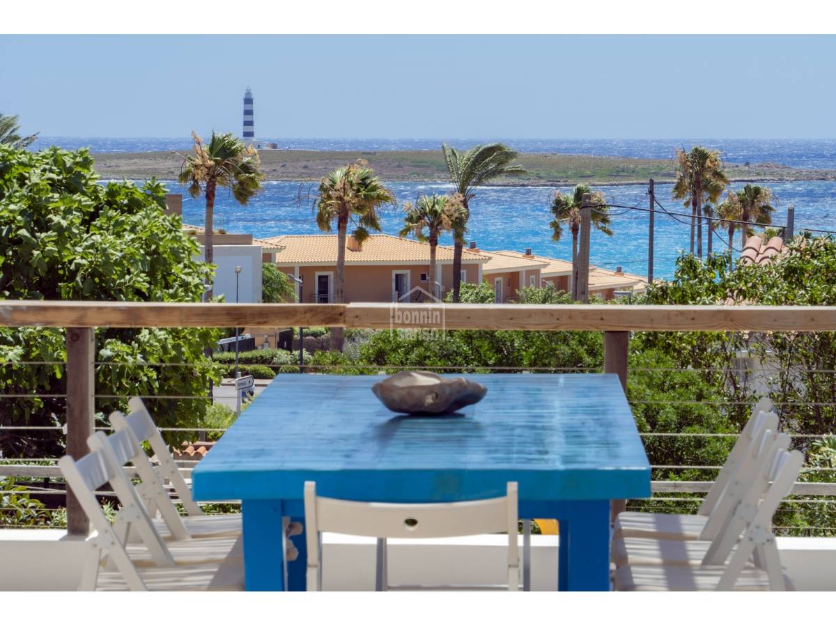 Villa excepcional orientada al sur con vistas al mar en Punta Prima, Menorca