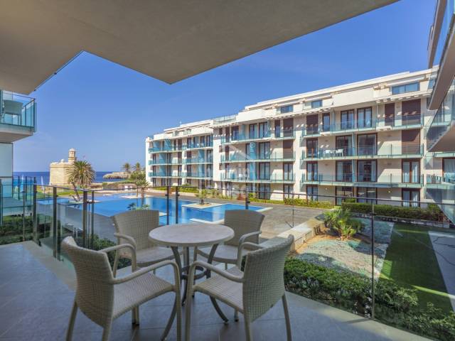 Wohnanlage mit 163 Apartments — von ein bis vier Schlafzimmern — in Ciutadella, Menorca.