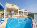 Chalet con piscina en zona tranquila de Cala Llonga, Menorca