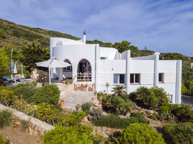 Fantastische Villa an der Nordküste Menorcas, mitten in einem Naturpark und in Meeresnaehe