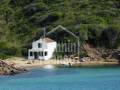 Encisadora caseta de pescadors menorquina, a tocar de la platja a Menorca