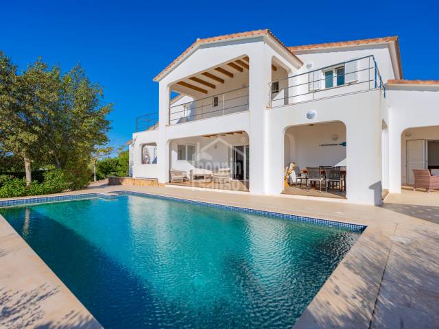 Elegante Villa Orientada al Sur con Vistas al Mar en Binibèca, Menorca