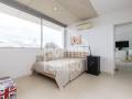 Chalet moderne à Binibeca Vell au design contemporain avec vues panoramiques sur la mer.