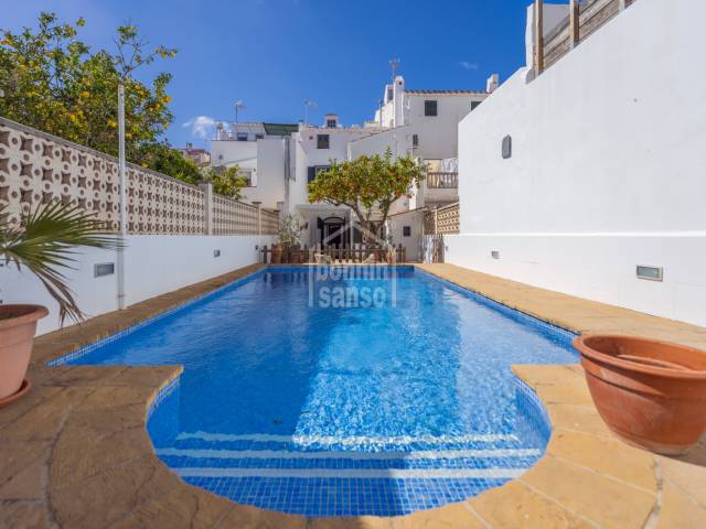 Elegante casa con jardín y piscina en Mahón, Menorca.