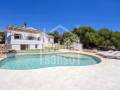 Villa excepcional orientada al sur con vistas al mar en Punta Prima, Menorca