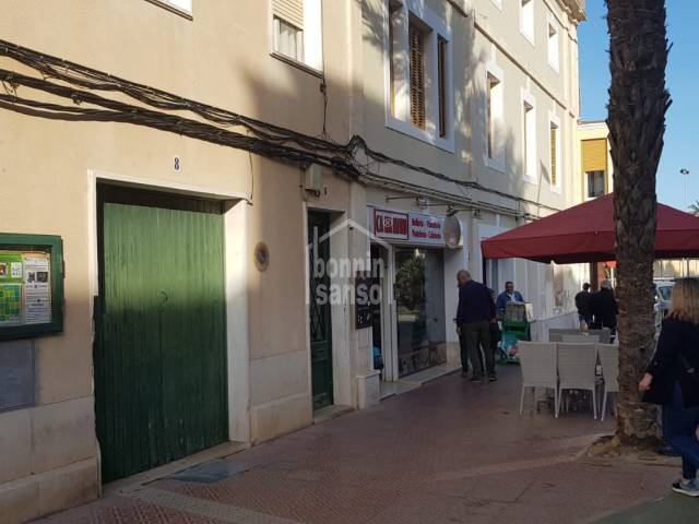 Local reformado junto a Plaza Explanada de Mahón, Menorca.
