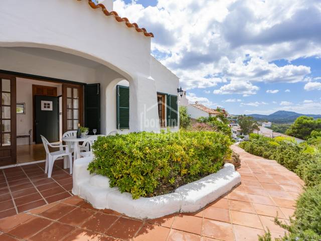 En Menorca, en Playas de Fornells, extraordinario bungalow adosado con vistas al mar y muy próximo a la playa