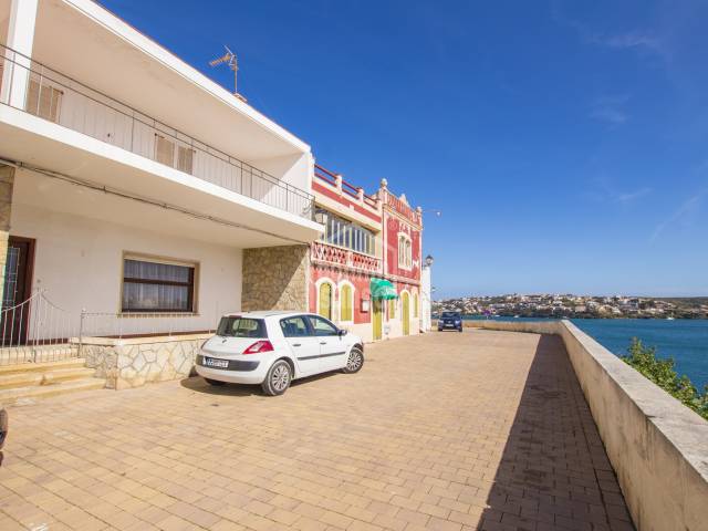 Magnifique propriété située sur la première ligne de la mer dans la belle ville d'Es Castell.