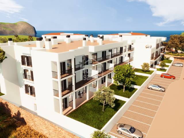 Apartamento VPO con tres dormitorios y jardín en Cala Bona. Mallorca