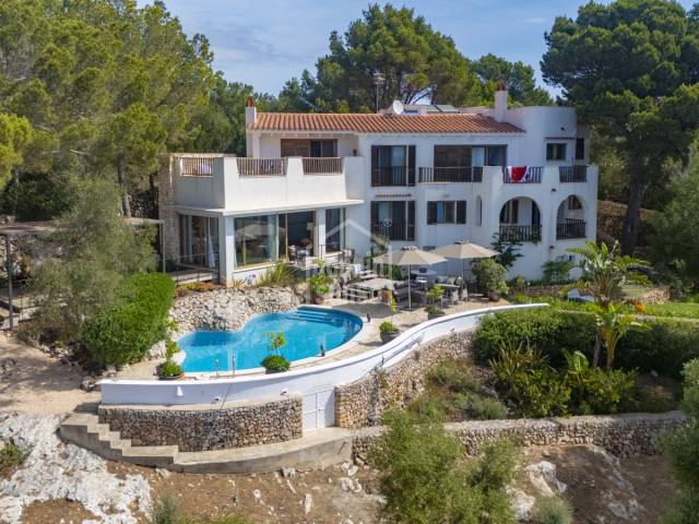 Zeitlose Eleganz mit Meerblick in Santo Tomás. Menorca
