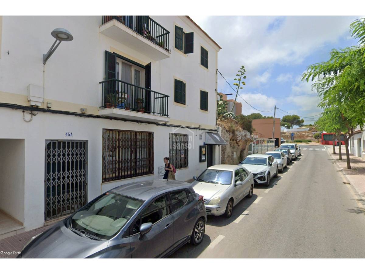 Luminoso local comercial con escaparates a pie de calle en Es Castell, Menorca