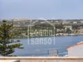 Edificio residencial con varios apartamentos, garaje y vistas al puerto en Es Castell, Menorca.