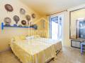 Encantador chalet mediterráneo con vistas al mar y piscina privada en Cala Llonga, Menorca