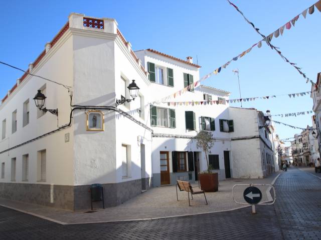 Casa de pueblo, con gran fachada. Es Migjorn Gran Menorca