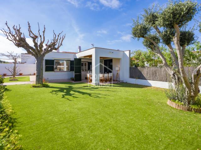 In esclusiva. Bungalow con giardino molto spazioso a Calan blanes, Ciutadella, Minorca
