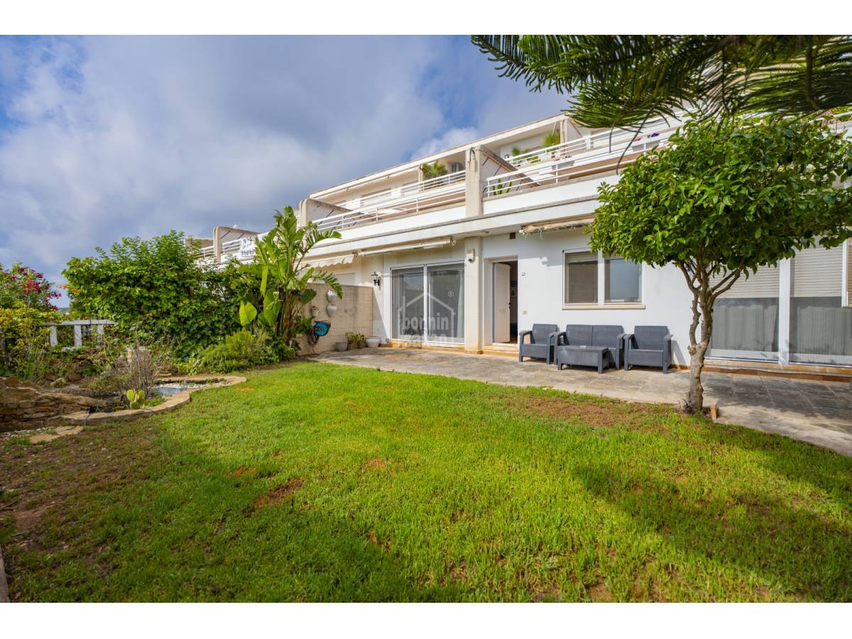 Bonito apartamento con terraza, jardín, dos parkings y vistas al mar en Coves Noves, Es Mercadal. Menorca.