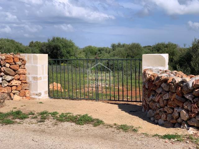 Terreno con edificio in pietra naturale – 29.000 m² + possibilità di ampliamento, vicino a Ciutadella, Minorca, Isole Baleari