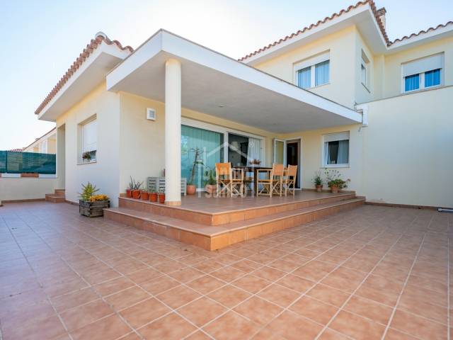 ¡Oportunidad en Malbuger! Casa adosada en venta. Mahón, Menorca.