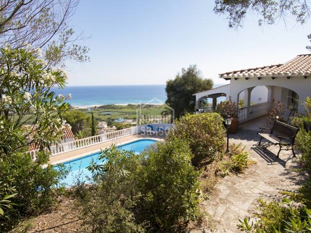 Magnifique villa située sur trois parcelles privilégiées avec vue panoramique sur la côte sud et la plage de Son Bou, Minorque