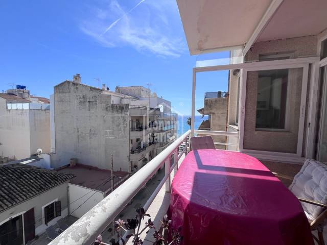 Ampli apartament a 1 minut de la platja amb vistes laterals al mar a Cala Millor