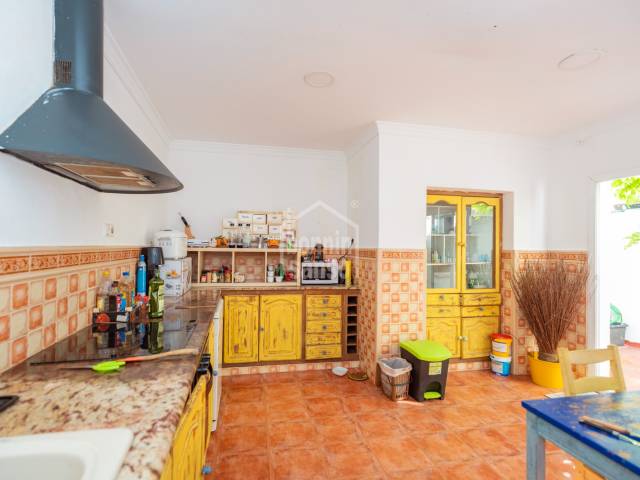 Una casa con anima a pochi passi da Cala Fonts. Es Castell, Minorca.