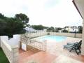 Chalet de dos plantas y piscina en Calan Blanes, Menorca