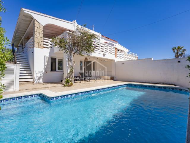Propriété de charme avec piscine et vues sur l’Isla del Aire à Punta Prima, Menorca