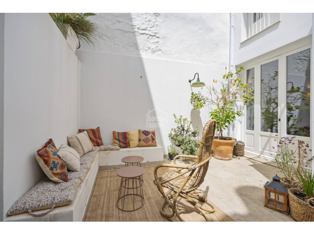 Elegancia atemporal y confort contemporáneo en una casa de pueblo restaurada con exquisito gusto. Alayor. Menorca