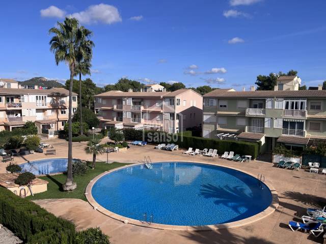 Soleado apartamento con tres dormitorios y piscina en Sa Coma, Mallorca
