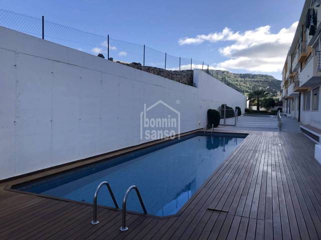 Dúplex de tres dormitorios con piscina comunitaria en Mercadal, Menorca