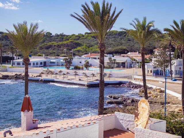 Apartamento en buen estado, con azotea privada y vistas al mar. Salgar Menorca