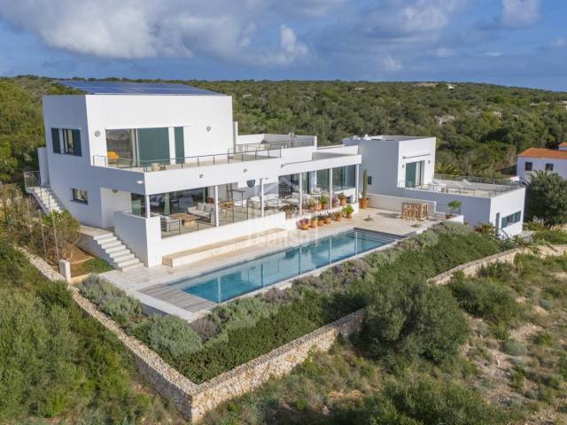 Exclusiva – Agencia Única  Excepcional Villa Contemporánea Orientada al Sur con Vistas Panorámicas al Mar en la Costa Sur de Menorca