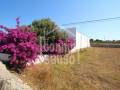 Nave y oficinas en Alayor, Menorca  visto desde la carretera principal.