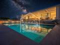 Zeitgenössische Designervilla mit Panoramablick auf das Mittelmeer, Cala Canutells, Menorca.