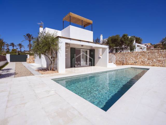 Belle villa avec piscine et jardin, et vue sur la mer, Torre Solí Nou, Minorque.