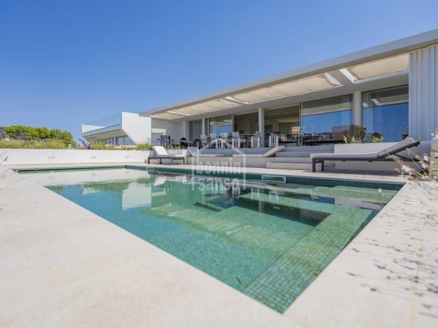 Villa de diseño contemporáneo con vistas panorámicas al Mediterráneo, Cala Canutells, Menorca.