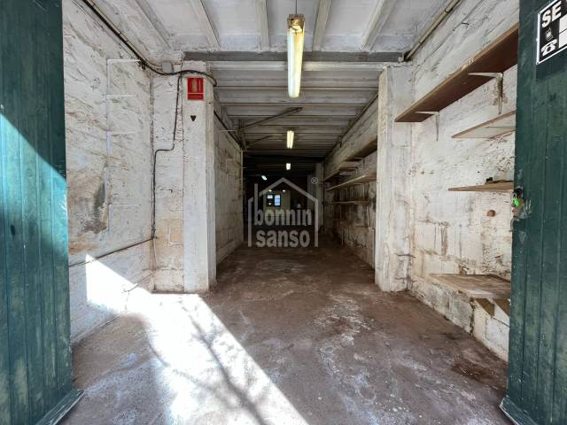 Spacious and versatile garage in a prime location next to Ciutadella seafront