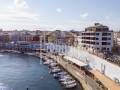 Gebäude in erster Linie mit Panoramablick auf den Hafen von Mahón, Menorca, renovierungsbedürftig.