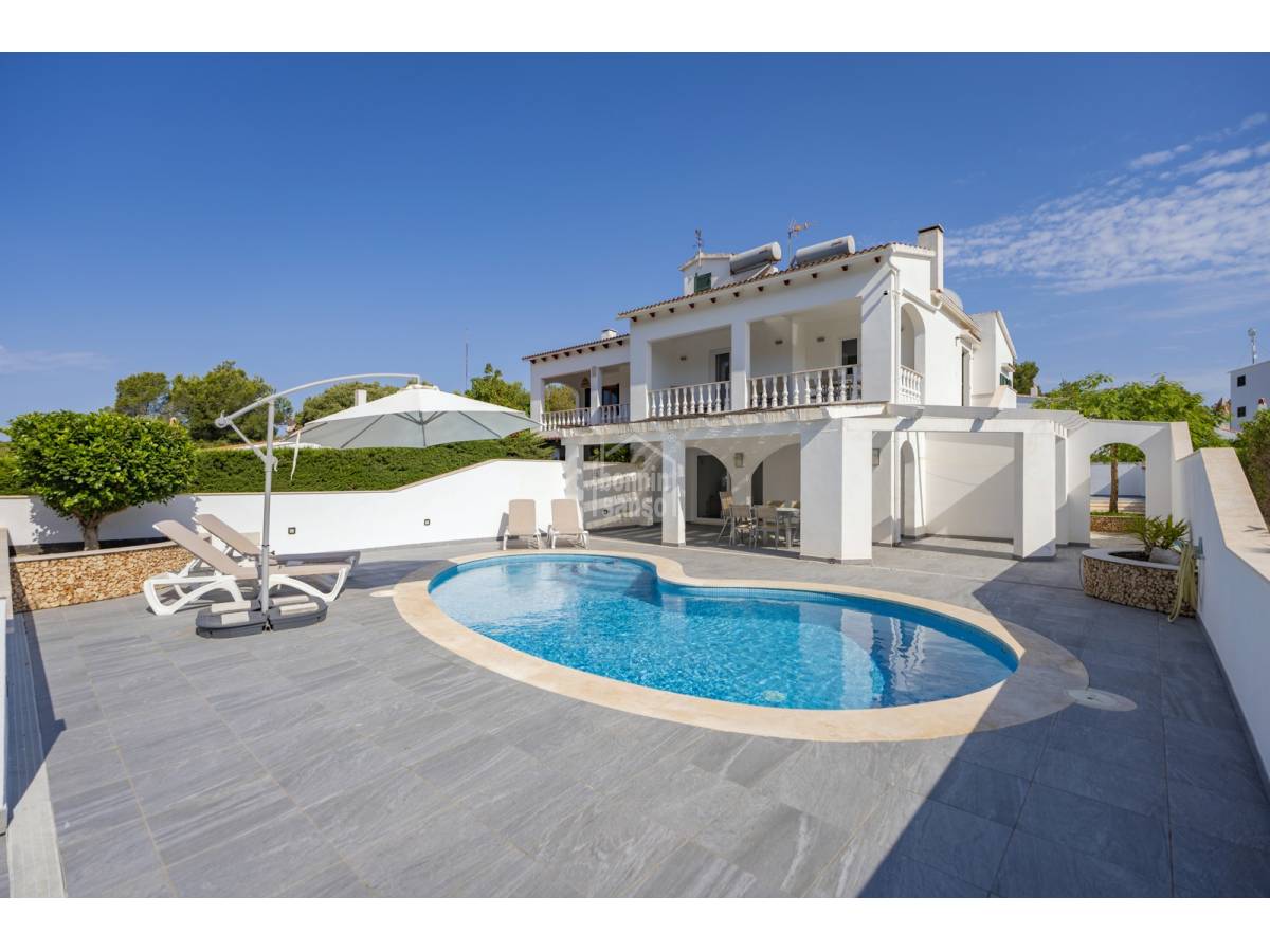 Exclusiva villa de gran tamaño con licencia turística en Cala Galdana, Menorca